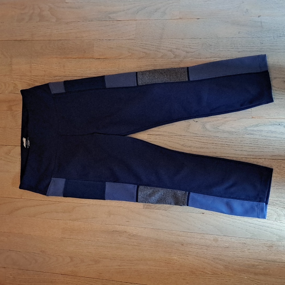Avia Navy Blue/Gray Stretch Mesh Pockets Workout Capri's. Size Medium